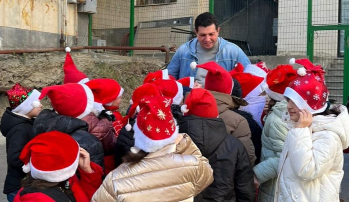 „დღეს ჩემთან ანგელოზები მოვიდნენ 142-ე სკოლიდან და თავის თანატოლებისთვის საჩუქრები მომიტანეს“ – აკა სინჯიკაშვილის ემოციური პოსტი