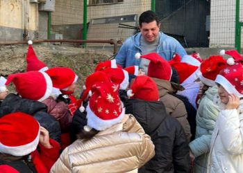 „დღეს ჩემთან ანგელოზები მოვიდნენ 142-ე სკოლიდან და თავის თანატოლებისთვის საჩუქრები მომიტანეს“ – აკა სინჯიკაშვილის ემოციური პოსტი