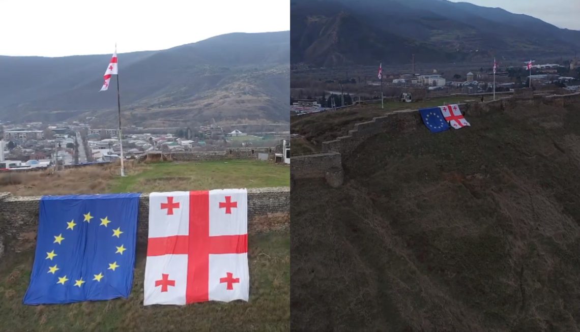 🎥 მოქალაქეებმა გორის ციხიდან საქართველოს და ევროკავშირის დროშები გადმოფინეს