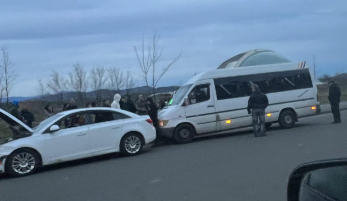 ავარია ქუთაისში – ერთმანეთს სამგზავრო მიკროავტობუსი მსუბუქ ავტომობილს შეეჯახა