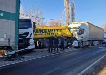 ერთმანეთს სამი სატვირთო შეეჯახა _ ავტოსაგზაო შემთხვევა სადახლოს გზაზე