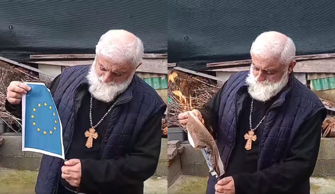 🎥მამა სპირიდონ ცქიფურიშვილმა ევროკავშირის დროშა დაწვა