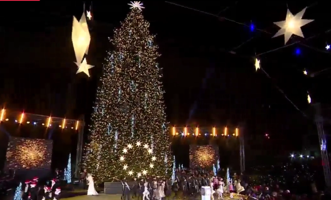 🎥 ქვეყ­ნის მთა­ვა­რი ნაძ­ვის ხე აინთო – ნახეთ, პირველი კადრები ადგილიდან