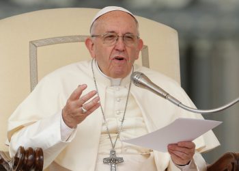 რომის პაპმა სასულიერო პირებს ერთნაირსქესიანი წყვილების დალოცვის ნება დართო