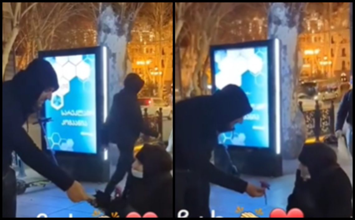 🎥 ახალგაზრდამ ქუჩაში მყოფ ბებოს ფული და ყვავილი აჩუქა – ვიდეო, რომელსაც უემოციოდ ვერ ნახავთ