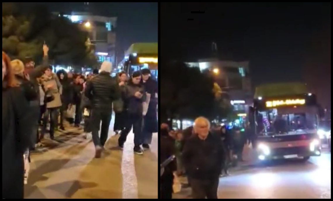 “მეტრო სარაჯიშვილთან ავტობუსის მომლოდინე მოსახლეობამ გზა გადაკეტა” – რა კადრები ვრცელდება სოც. ქსელში