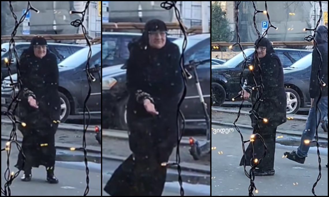 🎥 ვაჟაზე დგას ბებო და მოწყალებას ითხოვს ახალი წლისთვის – ვიდეოზე ცრემლებს ვერ შეიკავებთ