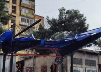 თბილისში რამდენიმე კერძო სახლს სახურავები გადახადა – ძლიერმა ქარმა დედაქალაქში პრობლემები შექმნა