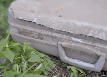 ყვარელში ჩვილების ნაცვლად ცარიელი ჩემოდანი დამარხეს – ცოლ–ქმარმა ჩემოდანი 40 წლის შემდეგ ამოთხარა – რას ყვება ბიოლოგიური დედა