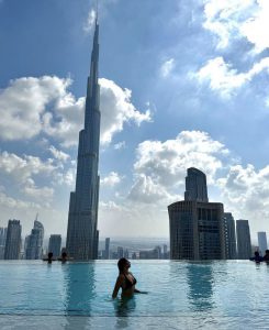 “რა ლამაზია ეს გოგო” – ევა ბარბაქაძე დედასთან, შორენა ბეგაშვილთან ერთად დუბაიში ისვენებს