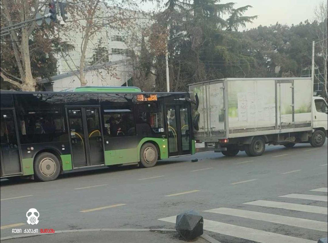 რა ხდება ისნის მეტროს წინ – “ამ ტემპით თუ გაგრძელდა ავტობუსების დაზიანება, მალე შეიძლება აღარ დაგვრჩეს”