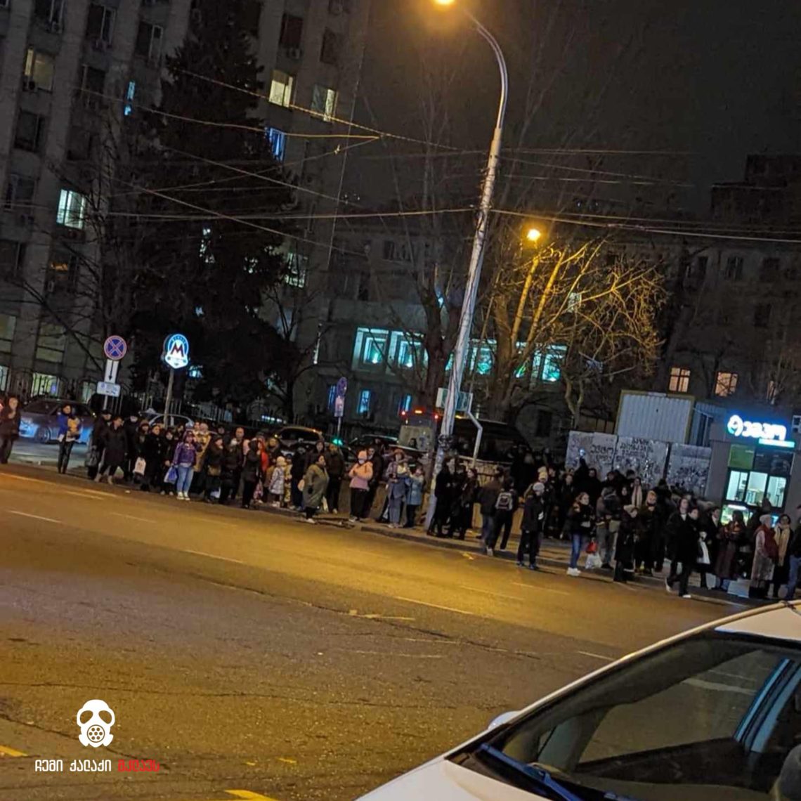 ფოტო: “ამდენი ხალხი აქციებზე რომ გამოდიოდეს, უკეთესი შედეგი გვექნებოდა”– რა ხდება მეტრო დელისის წინ არსებული გაჩერებაზე