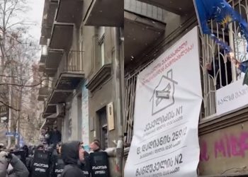 🎥”დამთავრდა დღეს ბიძინა და აღსრულება… არჩევნებზე იმედი არ გქონდეთ, 10-10 ლარად ვიღაცებს რომ გვიგზავნით” – თბილისში, კეკელიძის ქუჩაზე, მოქალაქემ “ოცნების” დროშა დაწვა