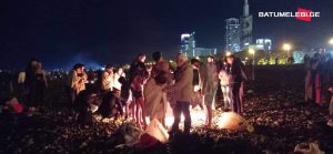 ბათუმში ნათლისღების დღესასწაული მართლმადიდებელი ქრისტიანების ნაწილმა ტრადიციულად, ზღვაში შესვლით აღნიშნა – იხილეთ ფოტოები ადგილიდან