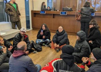 კეკელიძეზე დაკავებულების გათავისუფლების მოთხოვნით მოქალაქეები აღსრულების ბიუროში შევიდნენ – რა ხდება ადგილზე