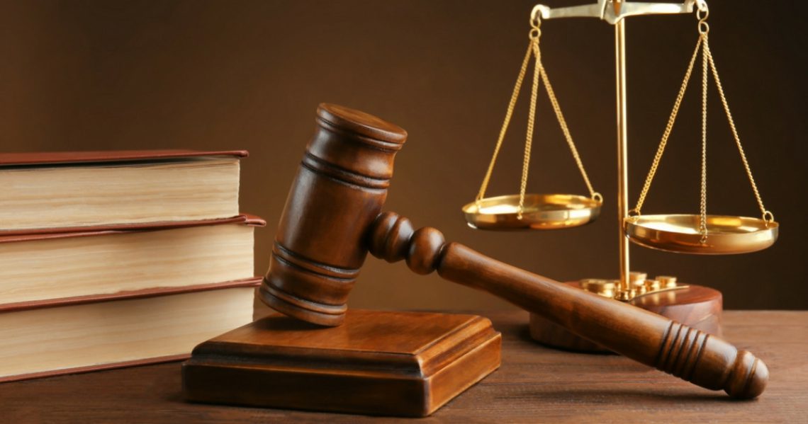 მოსამართლეს ქმრის გათავისუფლების თხოვნით ქალმა მიმართა – მეუღლეზე ძალადობის ბრალდებით დაკავებული ტყიბულის მერიის თანამშრომელი გაათავისუფლეს