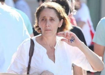 “თქვენ მართლა ყველა ხომ არ აფრენთ? იქნებ დაეხმაროთ მოძალადეებსაც”– რატომ აკრიტიკებენ ჟურნალისტს