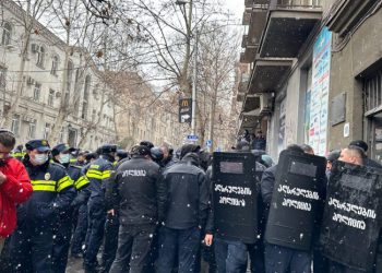 “ხვალ გვიპირებენ გამოსახლებას, ვრჩებით ღია ცის ქვეშ”– მოქალაქე მაია კაკიაშვილი დახმარებას ითხოვს