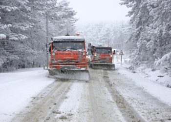 თბილისის სხვადასხვა დასახლებაში გზებზე ტექნიკური მარილი დაიყარა
