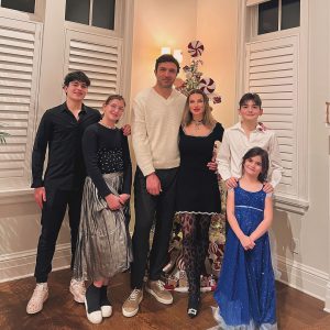 📷"ულამაზესი, ბრწყინვალე ადამიანები" - ზაზა ფაჩულია ოჯახთან ერთად გადაღებულ ფოტოს აქვეყნებს