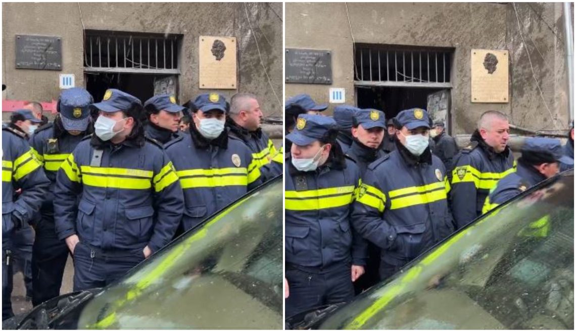 🎥რა ვითარებაა ახლა კეკელიძის ქუჩაზე, სადაც ოჯახს ასახლებენ, მოქალაქეებსა და აღსრულების ბიუროს თანამშრომლებს შორის კი დაპირისპირებაა