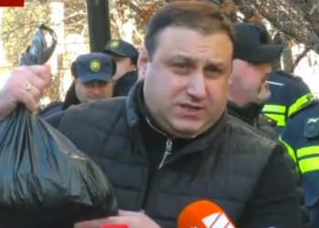 🎥”წერეთლის გამზირიდან მოვიტანეთ ტალახი” – თბილისის მერიასთან “ნაციონალური მოძრაობის” წევრებმა აქცია-პერფომანსი გამართეს