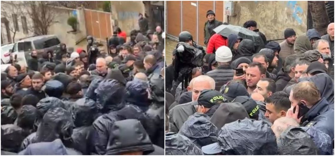 🎥რა ვითარებაა ნატა ფერაძის სახლთან, სადაც, პროტესტის ნიშნად, „ალტ-ინფოს“ წარმომადგენლები და მხარდამჭერები მივიდნენ