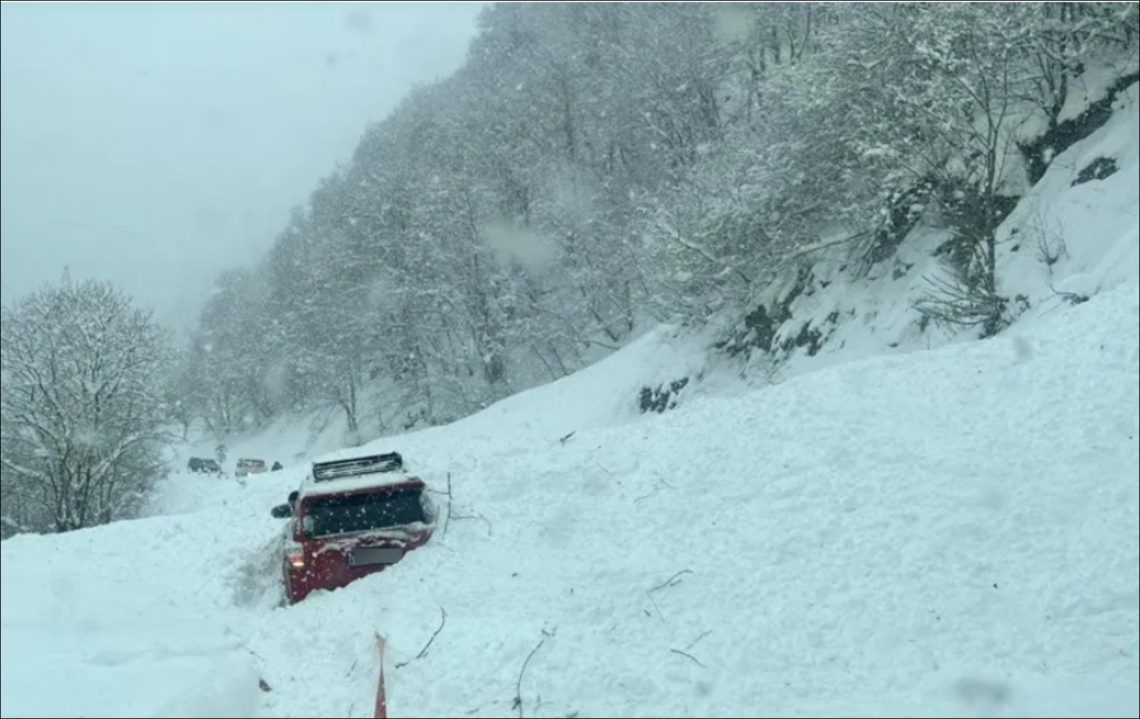 მაშველებმა დუშეთის მუნიციპალიტეტის სოფელ როშკასთან, თოვლში ჩარჩენილი 90-ამდე მოქალაქე გამოიყვანეს