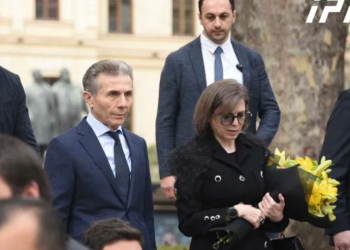 ბიძინა ივანიშვილი სოსო ჯაჭვლიანის სამოქალაქო პანაშვიდზე მეუღლესთან ერთად გამოჩნდა