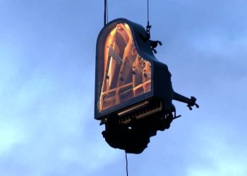 🎥საოცარი ნიჭი – პიანისტმა კომპოზიცია ამწეკრანზე ჩამოკიდებულ როიალზე შეასრულა