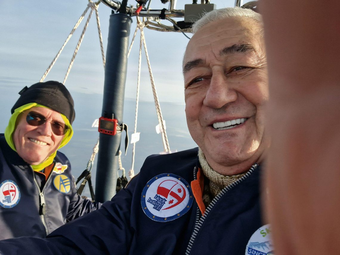 ტრაგედიით დასრულებული “რეკორდული ფრენა” – საჰაერო ბურთის ჩამოვარდნას “სქაი თრეველის” დამფუძნებელი ემსხვერპლა: კადრები, რომელიც უბედურ შემთხვევამდე ცოტა ხნით ადრე გადაიღეს