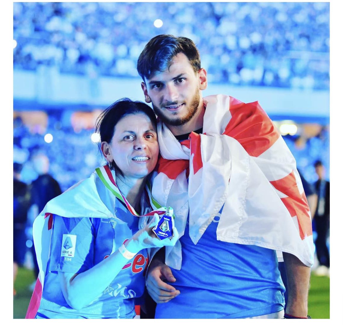 “გფარავდეს უფალი შენს ულამაზეს ნიცასთან ერთად”– როგორ ულოცს ხვიჩა კვარაცხელიას დედა დაბადების დღეს