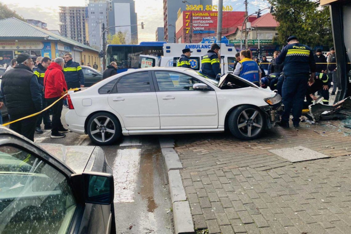 ბათუმში მანქანა ქვეითად მოსიარულეებს შეეჯახა
