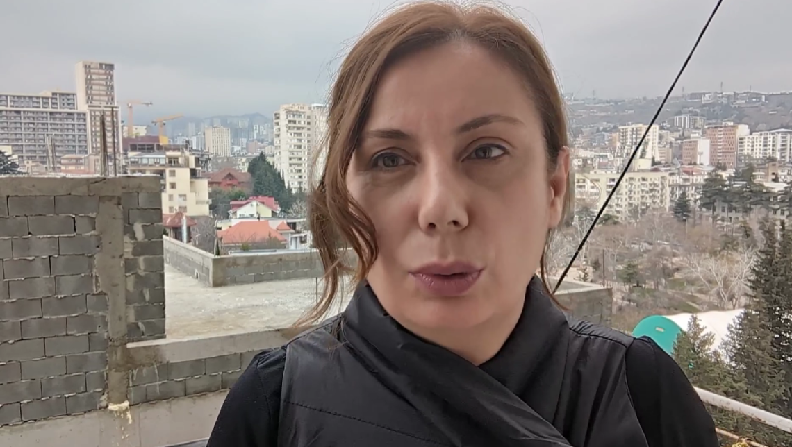 🎥 “ამბავი იმაზე თუ როგორ მომაკითხა კალაძის კორუფციამ სახლში” – რას ჰყვება ნინო ჯანგირაშვილი