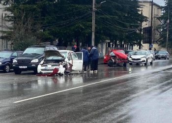 ქუთაისში  ერთმანეთს სამი მანქანა დაეჯახა – რა ხდება ადგილზე