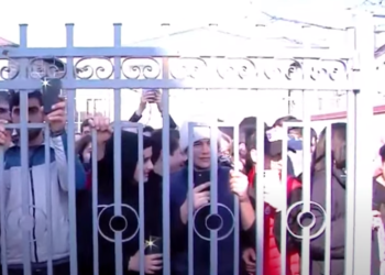 “ხელებიც გადაჭრილი აქვს, 7 ლურსმანი ჩაყლაპა” – ოზურგეთის სასამართლოში სასწრაფო დახმარება გამოიძახეს