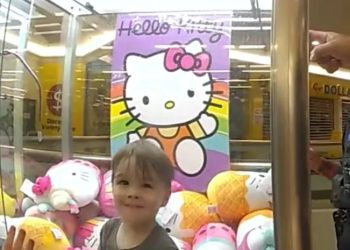 როგორ გადაარჩინეს ბავშვი, რომელიც Hello Kitty-ის სათამაშო მანქანაში იყო ჩარჩენილი
