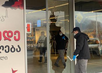 ვაგზლის მოედანზე ტექნიკის მაღაზია გატეხეს – დანაშაული,სავარაუდოდ, არასრუწლოვნებმა ჩაიდინეს