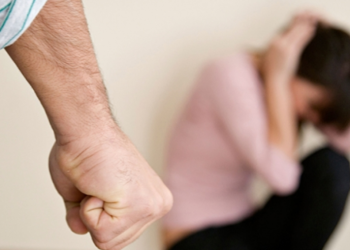 “ცოლს მუშტი ჯერ მუცელში, შემდეგ კი ზურგში დაარტყა”– ქმარმა 25 წლის მეუღლეს საძოვარზე გაშვებული პირუტყვის გამო სცემა