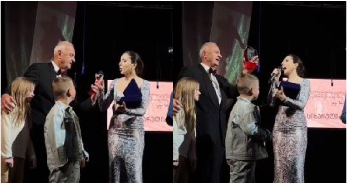 🎥გივი სიხარულიძეს „მარად 25-ის“ ჯილდო გადასცეს – კადრებმა ინტერნეტსივრცე მოიცვა