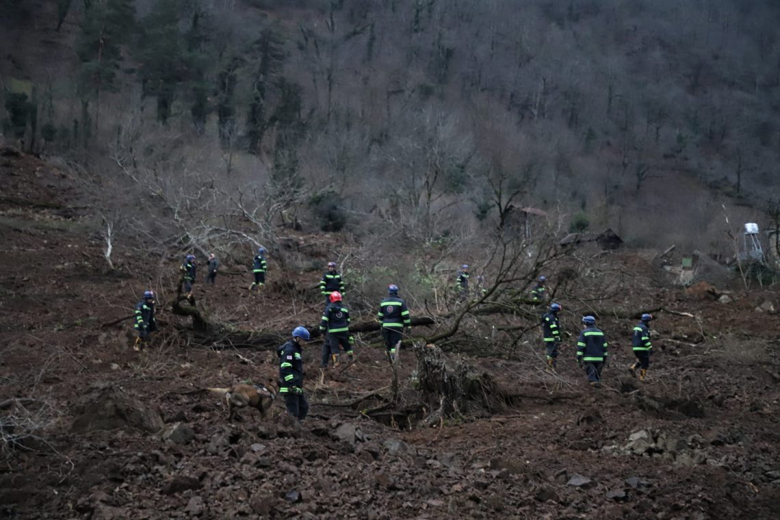 ტყუპი დები ძმასთან და მამასთან ერთად, მეათე საათია, ნანგრევებში არიან ჩარჩენილი