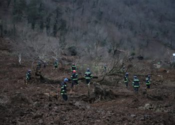 ტყუპი დები ძმასთან და მამასთან ერთად, მეათე საათია, ნანგრევებში არიან ჩარჩენილი