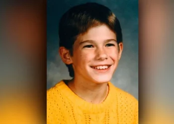 ბავშვი საღამოს ძმასთან და მეგობართან ერთად ველოსიპედით სეირნობდა, როცა ნიღბიანი მამაკაცი აედევნა და გაიტაცა… – საქმე, რომელიც 27 წლის შემდეგ მოყვარულმა დეტექტივმა გახსნა