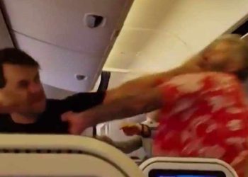 🎥”პირველი კადრები თვითმფრინავიდან, სადაც ქართველი და რუსის მგზავრები ერთმანეთს დაუპირისპირდნენ”