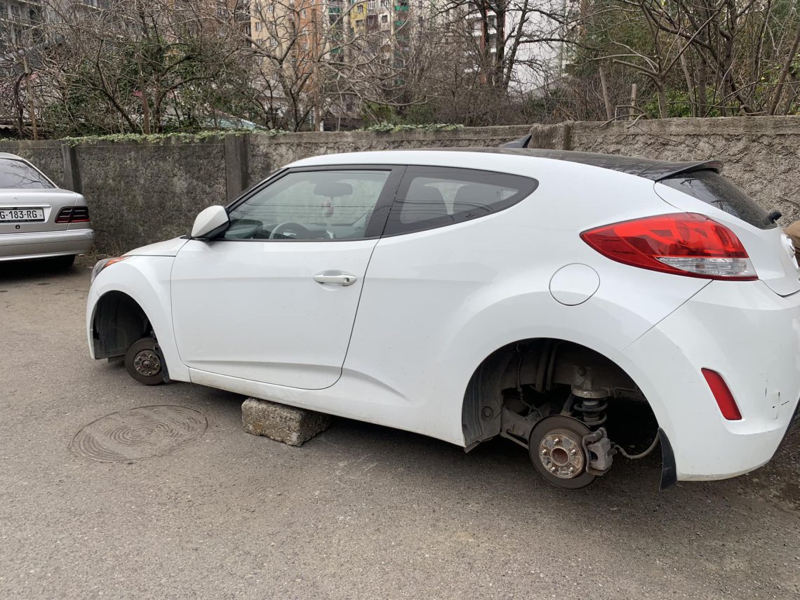 “ოთხივე საბურავი დისკებით მომპარეს” – რა საგანგაშო კადრები ვრცელდება