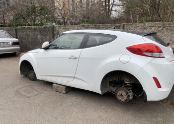 “ოთხივე საბურავი დისკებით მომპარეს” – რა საგანგაშო კადრები ვრცელდება