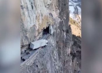 🎥შემზარავი კადრები – ვრცელდება ვიდეო, სადაც ჩანს სატვირთო მანქანა, რომლის შეჩერებაც მძღოლმა უფსკრულში გადავარდნამდე რამდენიმე წამით ადრე შეძლო