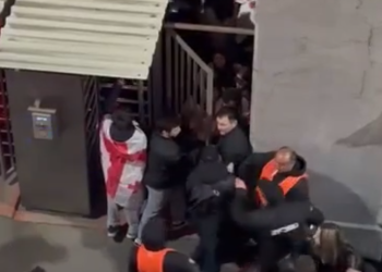 🎥გულშემატკივრებს ვეღარ აჩერებენ- ერთი მეორის მიყოლებით იპარებიან