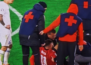 შენგელია სტადიონიდან საკაცით გაიყვანეს – გულშემატკივარმა ის ტაშით გააცილა