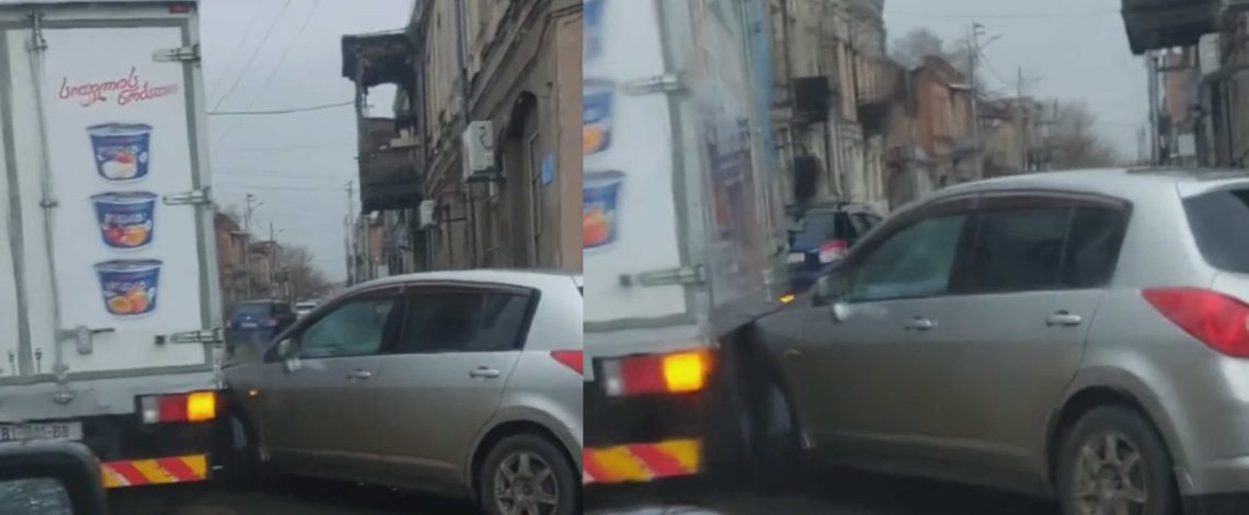 🎥დისტრიბუტორს გადმოჰქონდა პროდუქტები და დაეჯახა – ავარიის კადრები ჩუურეთიდან